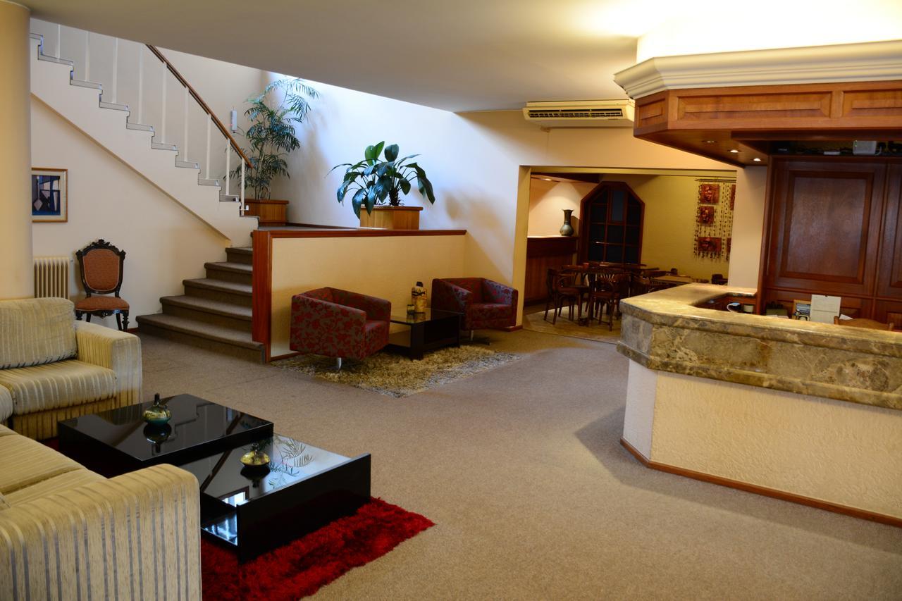 Hotel Crown ميلو المظهر الخارجي الصورة